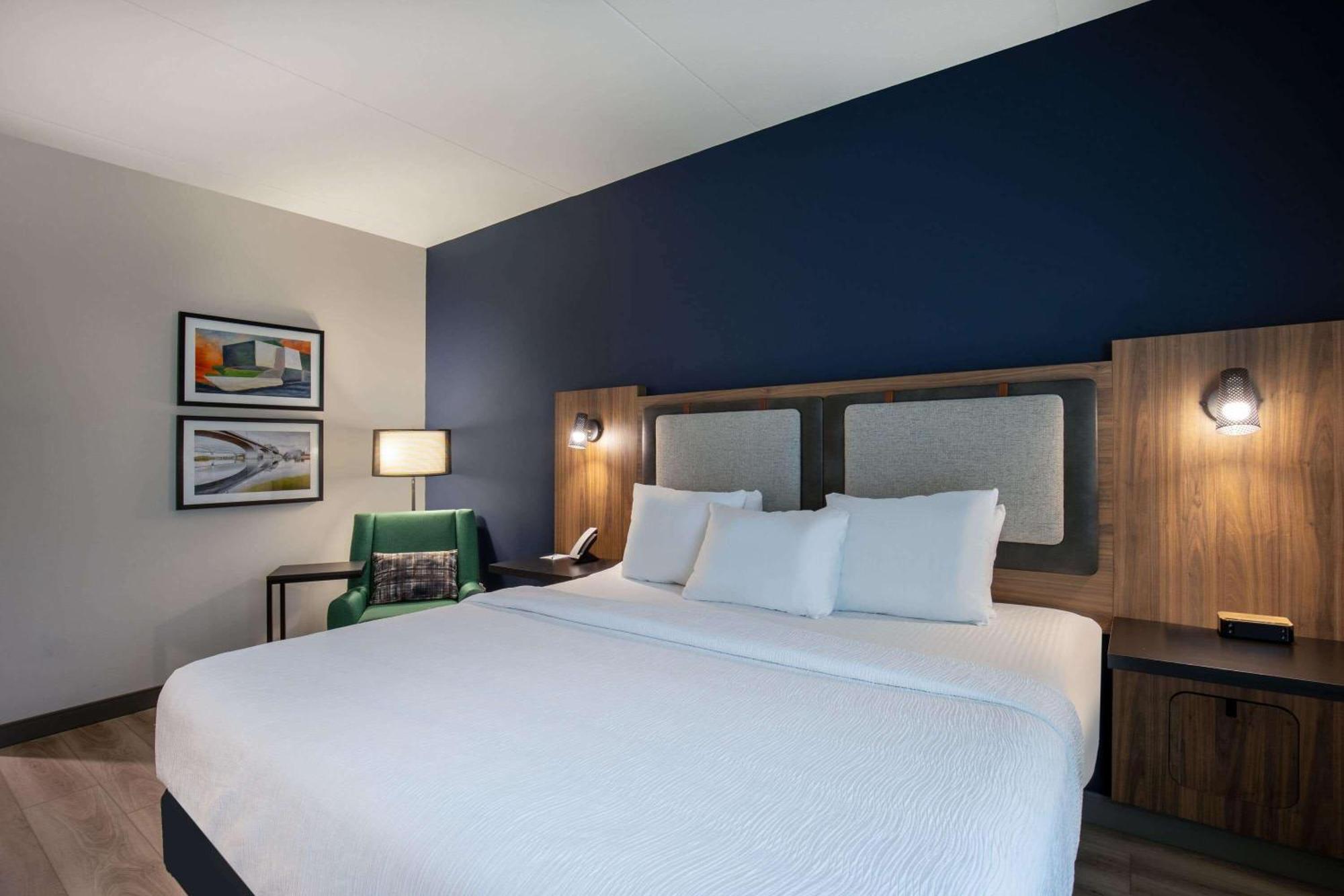 La Quinta Inn & Suites By Wyndham Chattanooga Downtown/South Exterior photo