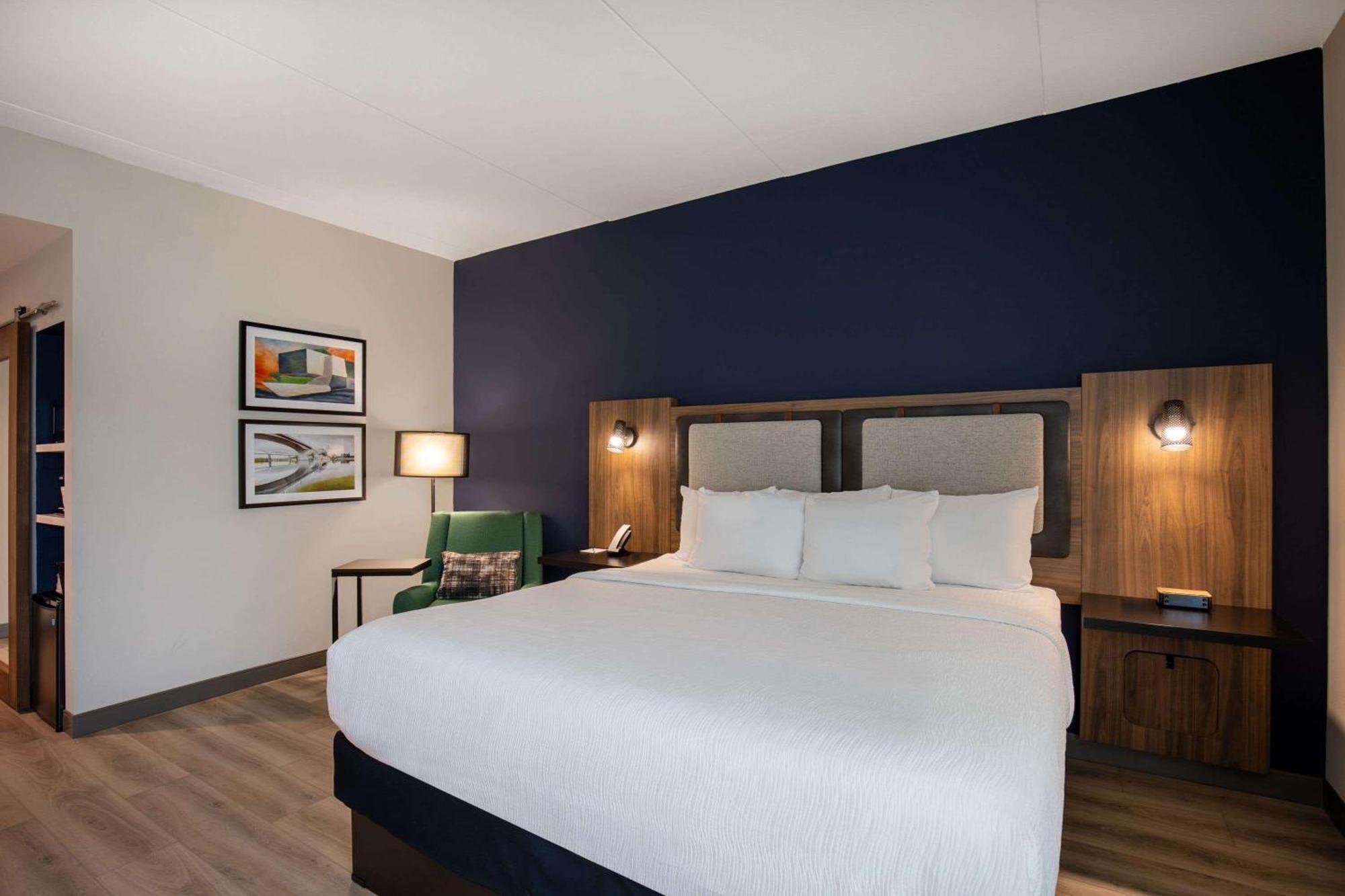 La Quinta Inn & Suites By Wyndham Chattanooga Downtown/South Exterior photo